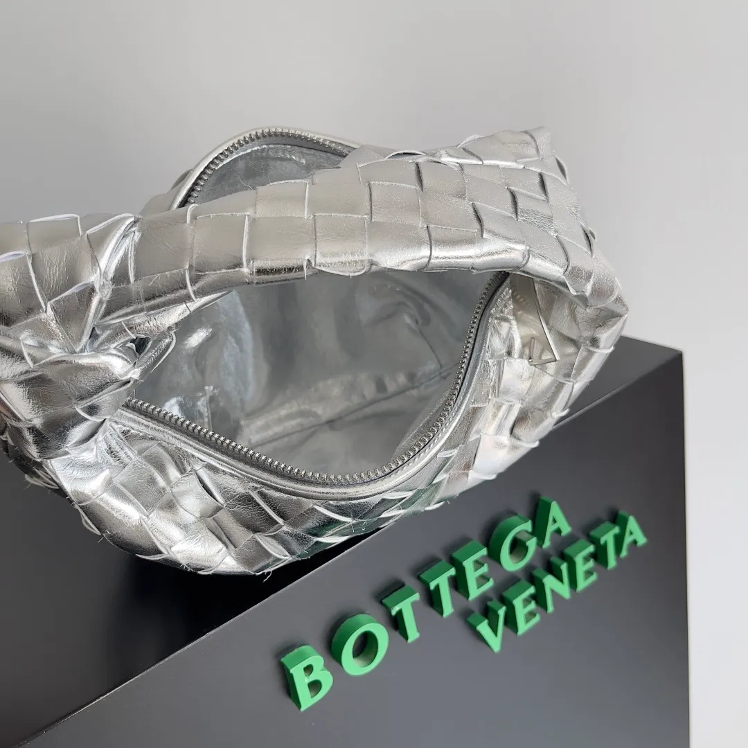 Batch 1160 Bottega veneta͙.——The latest woven knotted hobo🔥 The top-grade lambskin leather is very soft, the bag shape is unique, practical and durable. It retains the traditional woven elements while being a little more flamboyant ~ Made of hand-woven sheepskin, zipper opening and closing, curved seamless structure, effortless to match. Highly recommended⚠️⚠️⚠️ The highest-end in the market🌈 Welcome to compare [all shipped from the factory with a full set of packaging] size: 26x13x8.5cm.    Model: 651876
